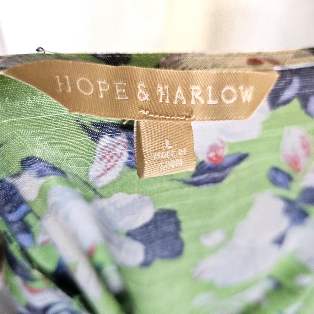 3/$20 Hope & Harlow Floral Top - Picture 2 of 8